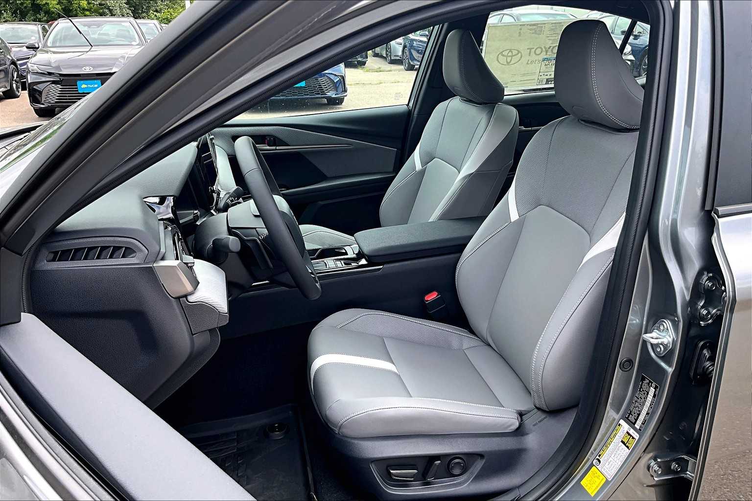 2025 Toyota Camry SE - Photo 11