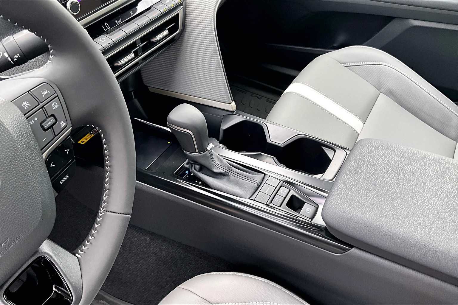 2025 Toyota Camry SE - Photo 14
