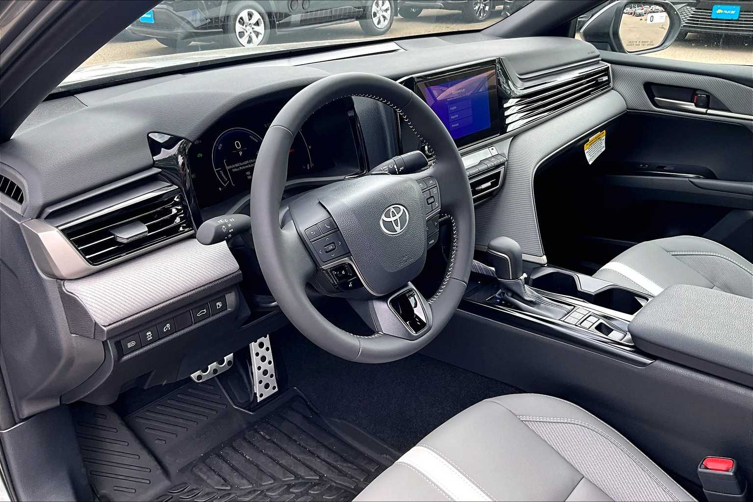 2025 Toyota Camry SE - Photo 9