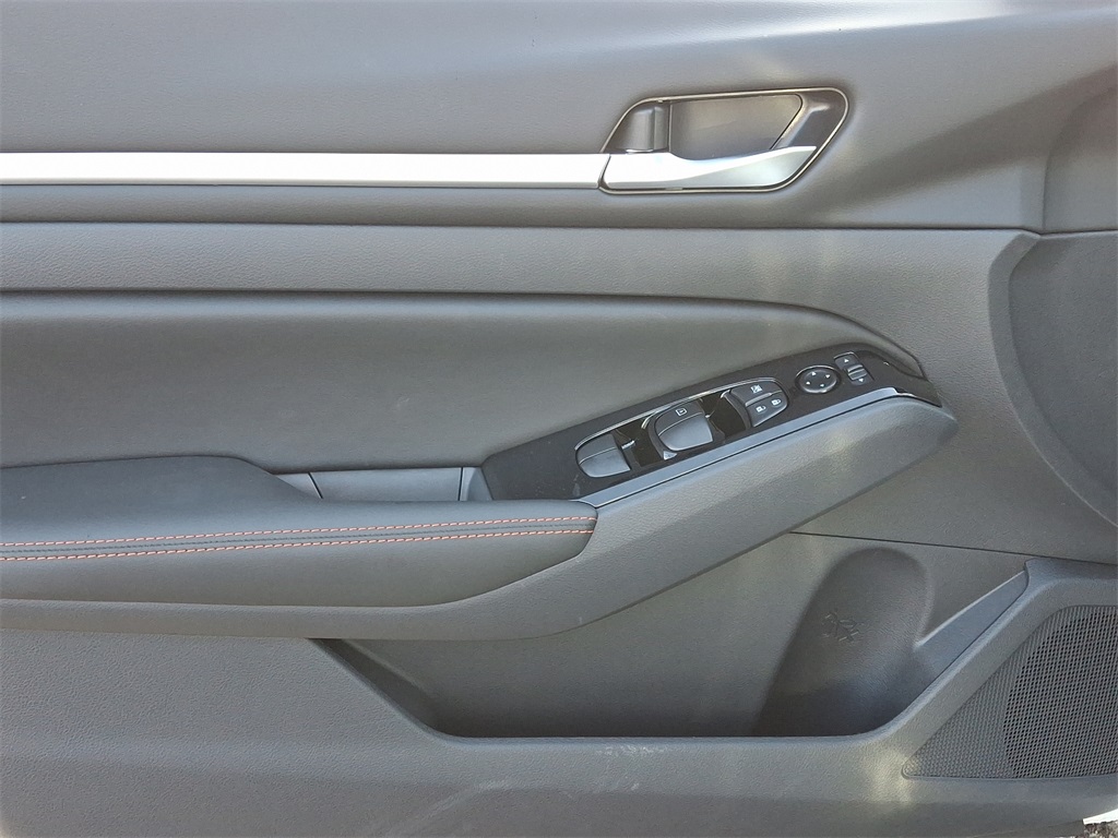 2025 Nissan Altima 2.5 SR - Photo 8
