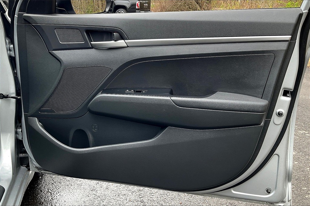 2020 Hyundai Elantra SE - Photo 25
