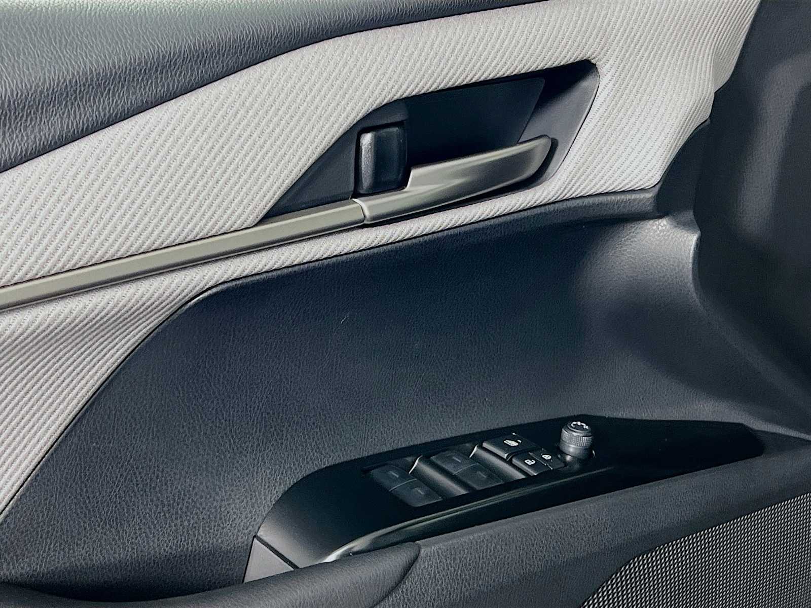 2026 Toyota Camry SE - Photo 16