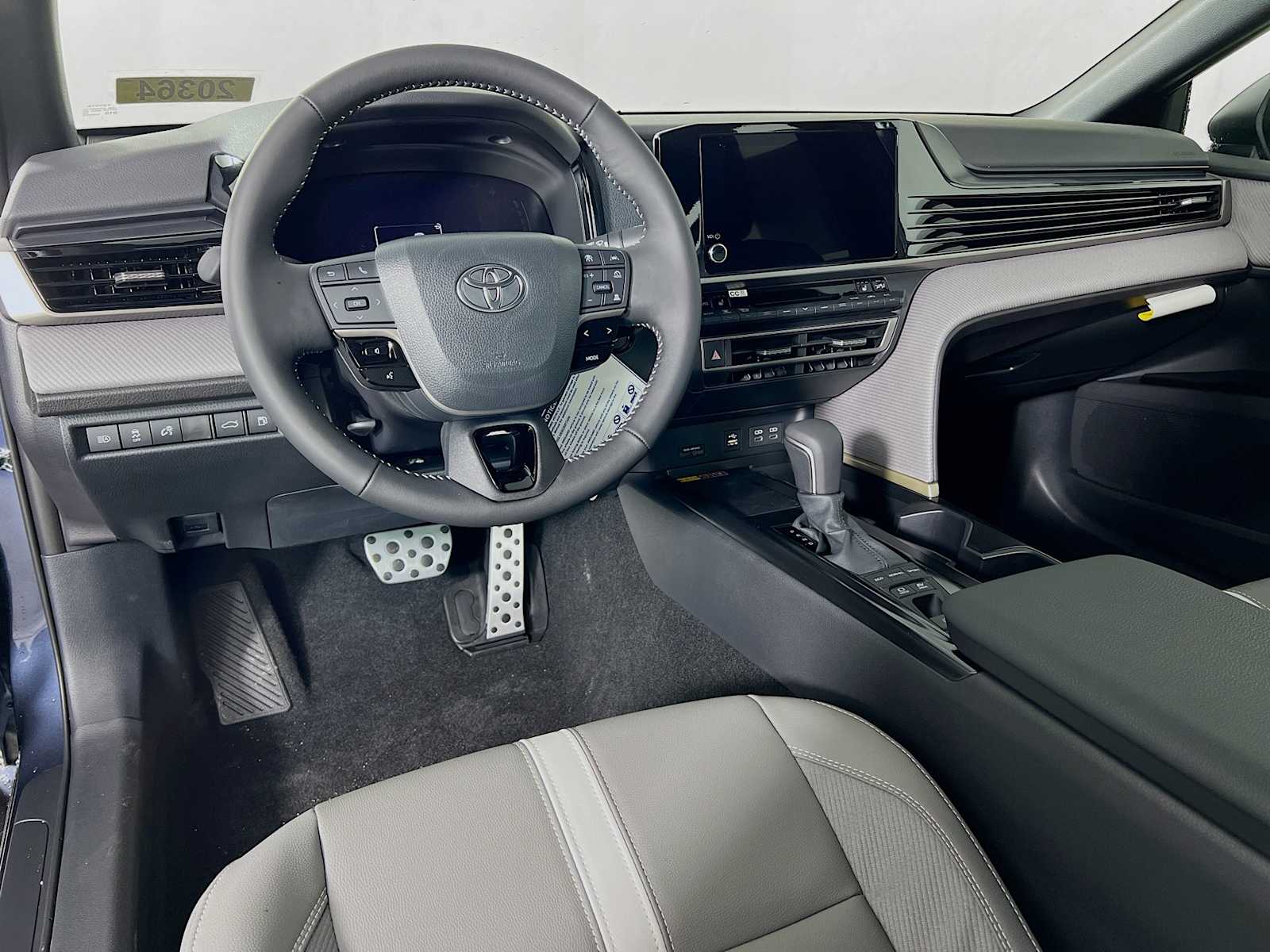 2026 Toyota Camry SE - Photo 6