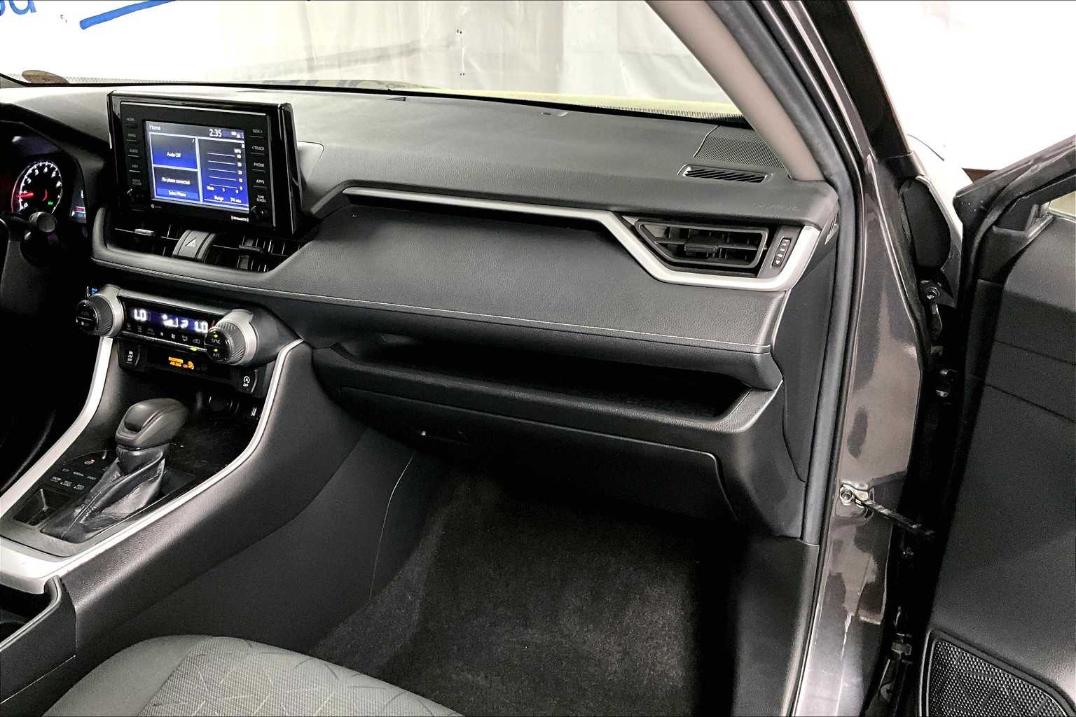 2021 Toyota RAV4 XLE - Photo 13