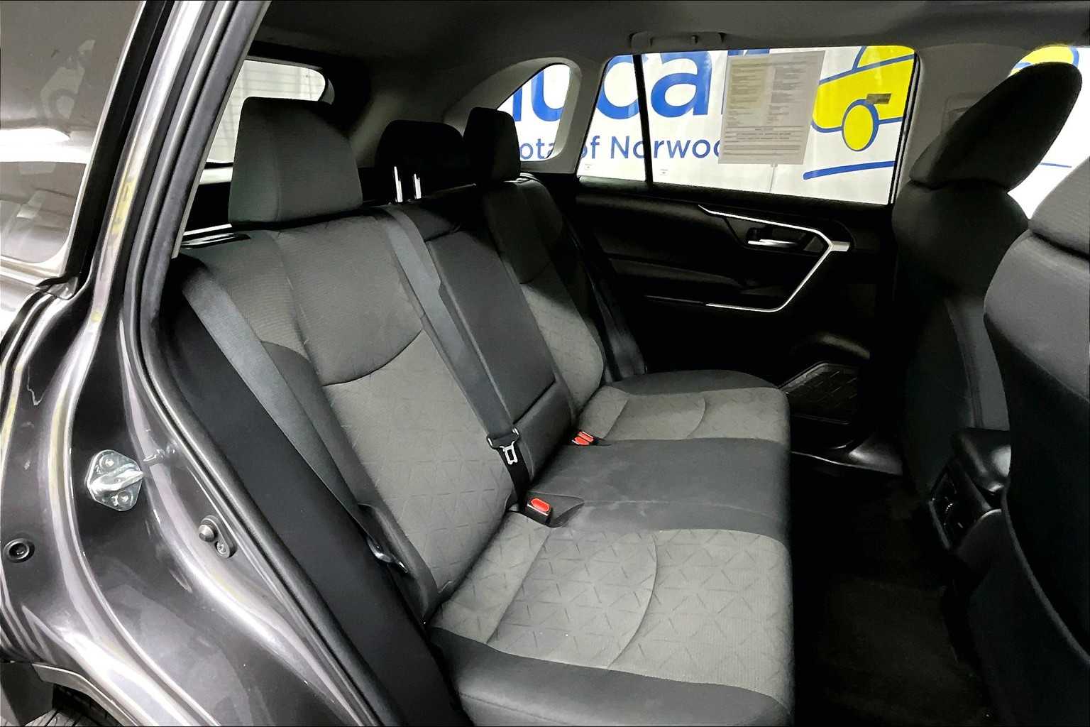 2021 Toyota RAV4 XLE - Photo 16