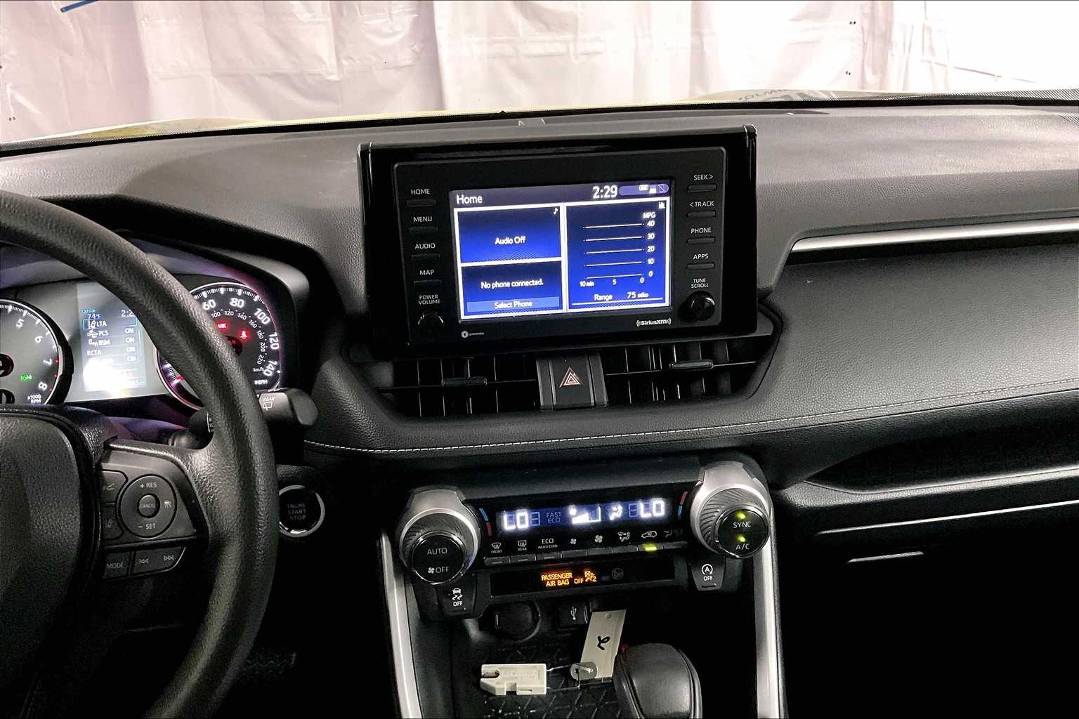 2021 Toyota RAV4 XLE - Photo 18