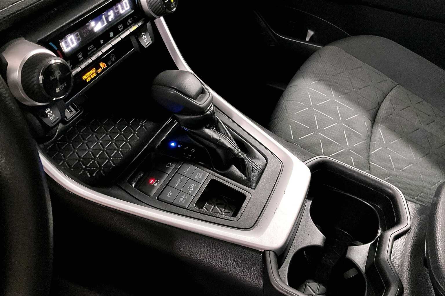 2021 Toyota RAV4 XLE - Photo 20