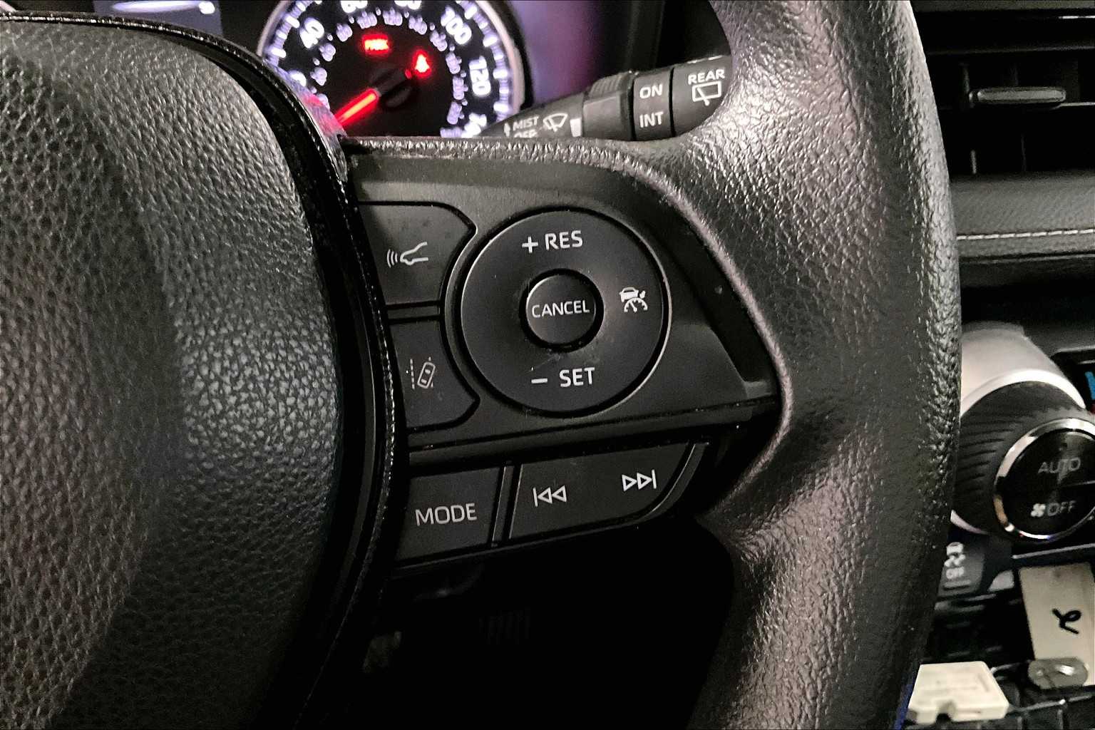 2021 Toyota RAV4 XLE - Photo 24
