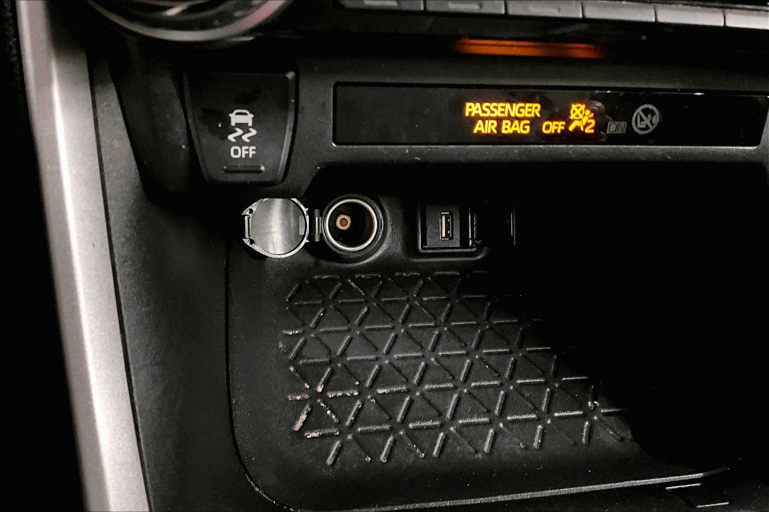 2021 Toyota RAV4 XLE - Photo 27