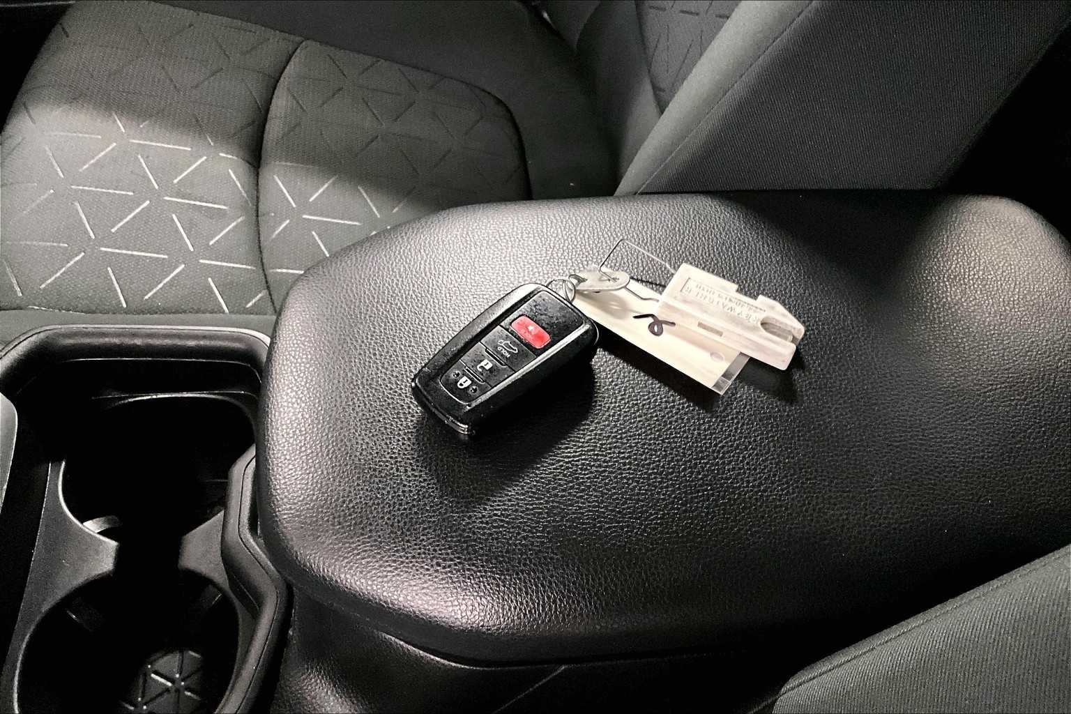 2021 Toyota RAV4 XLE - Photo 31