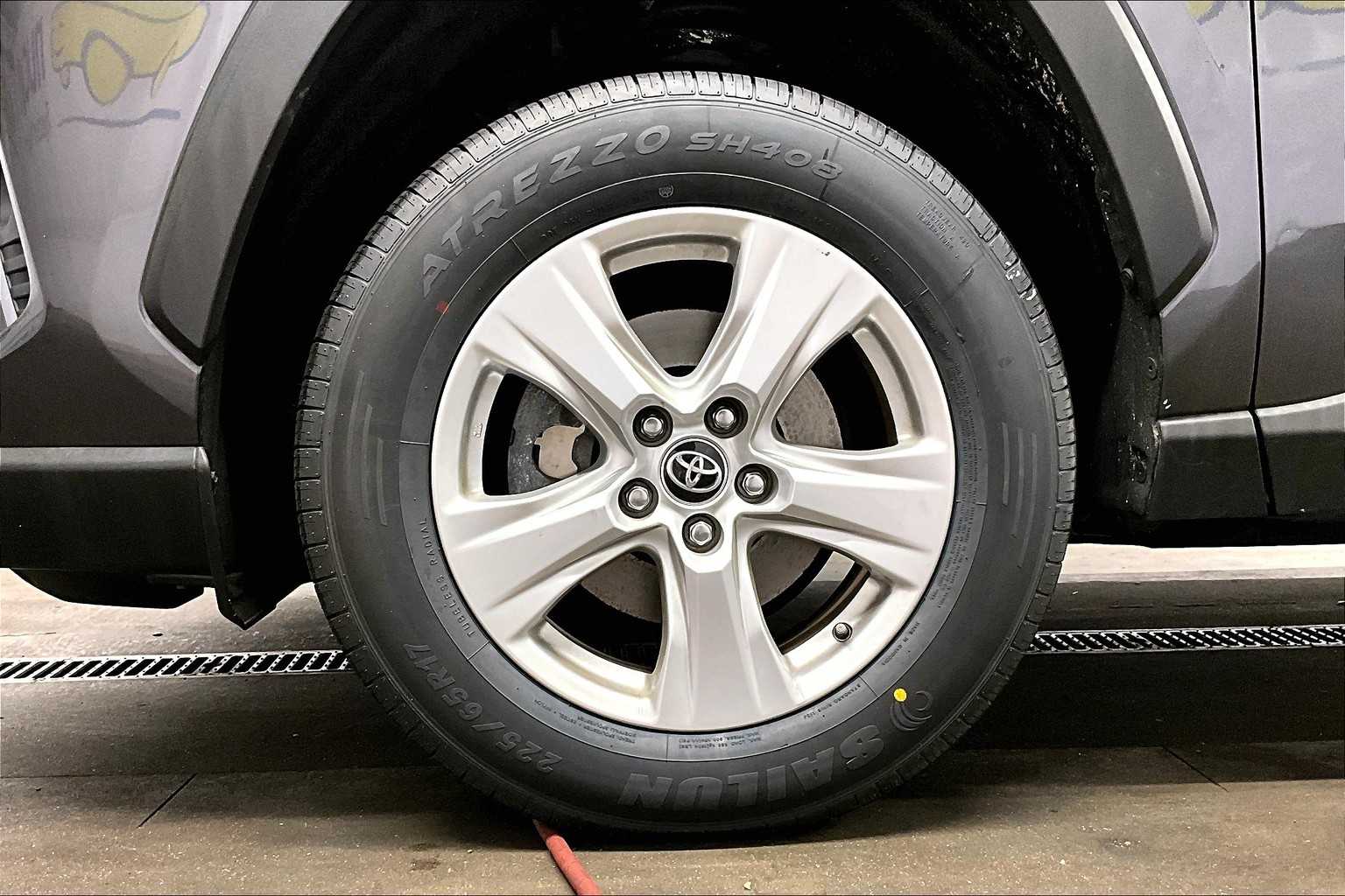 2021 Toyota RAV4 XLE - Photo 7