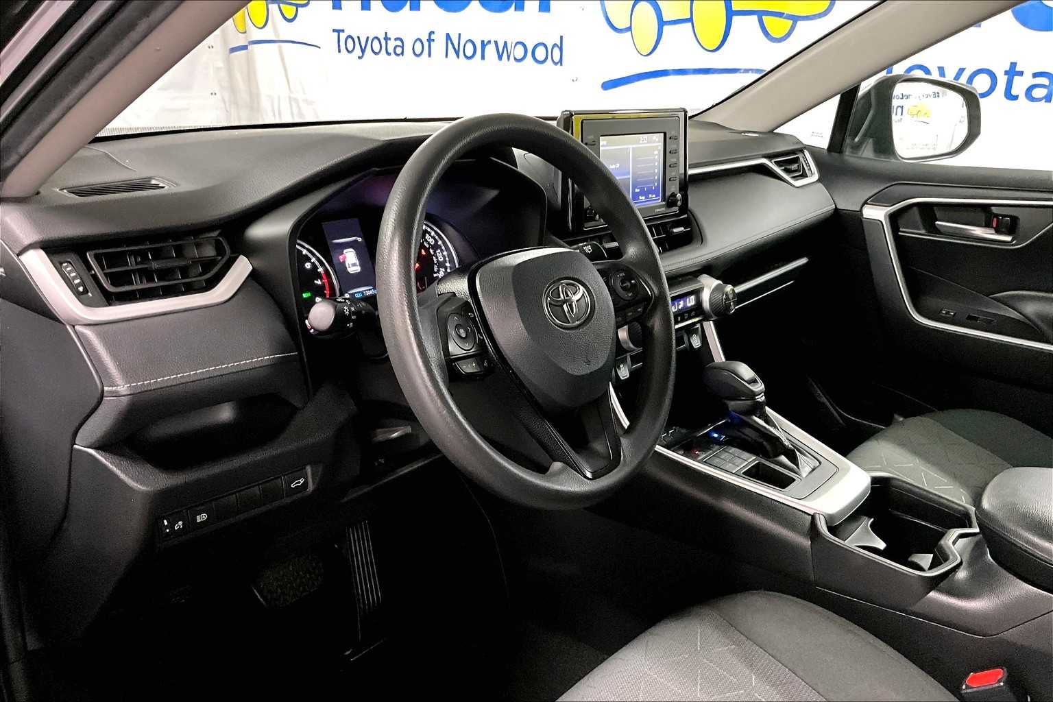 2021 Toyota RAV4 XLE - Photo 8