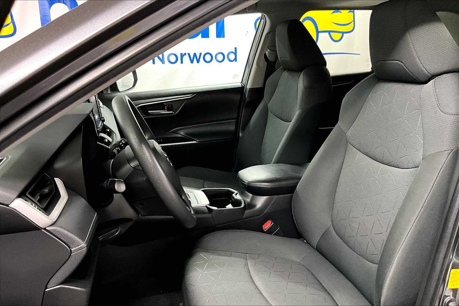 2021 Toyota RAV4 XLE - Photo 10