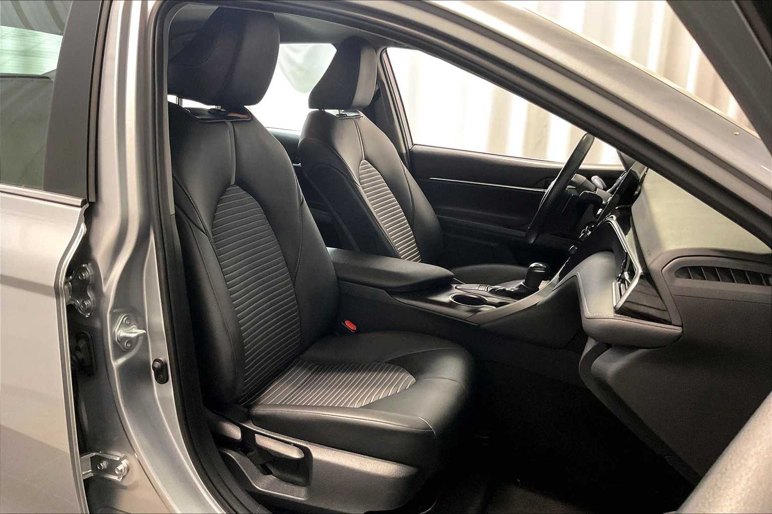 2022 Toyota Camry SE - Photo 11