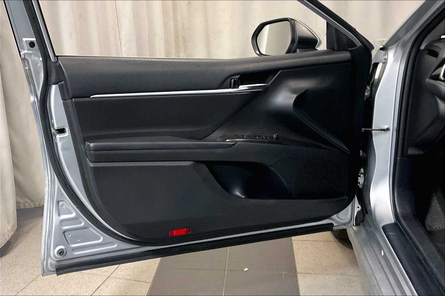 2022 Toyota Camry SE - Photo 9