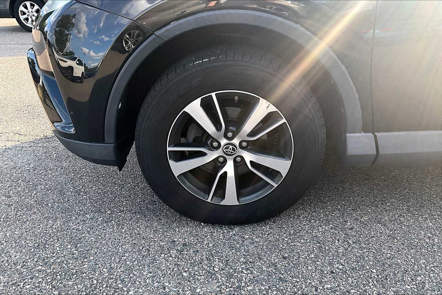 2017 Toyota RAV4 XLE - Photo 4