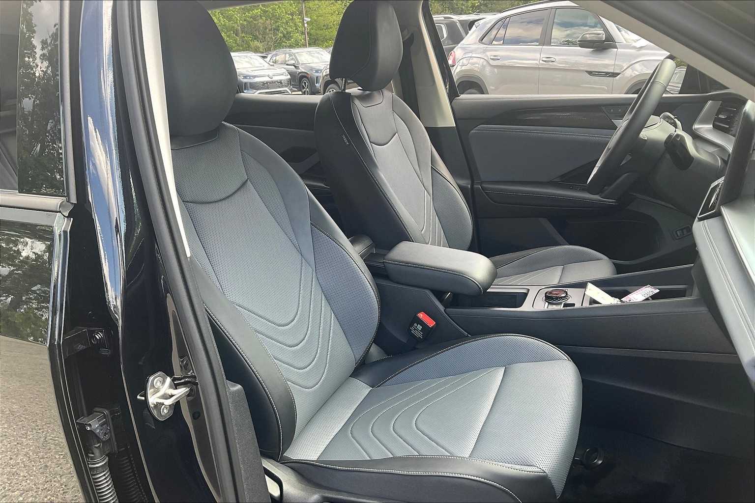 2025 Volkswagen Tiguan SE - Photo 11