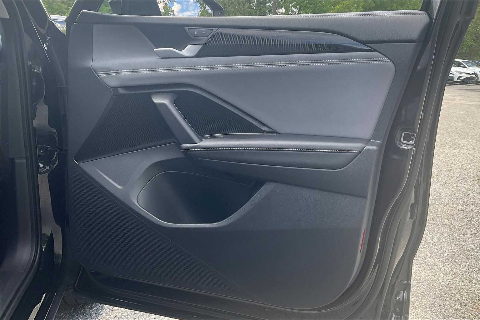 2025 Volkswagen Tiguan SE - Photo 12