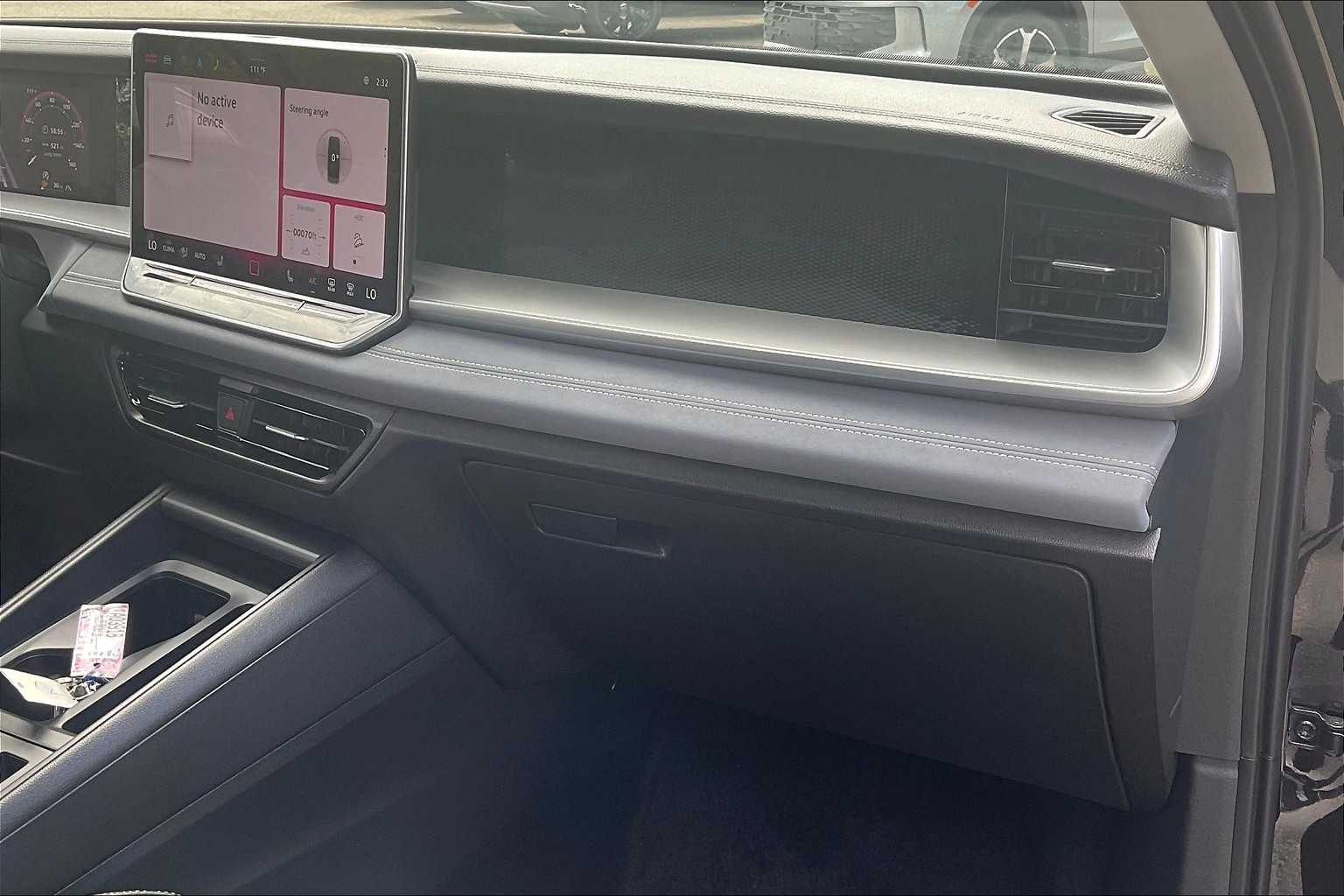 2025 Volkswagen Tiguan SE - Photo 13