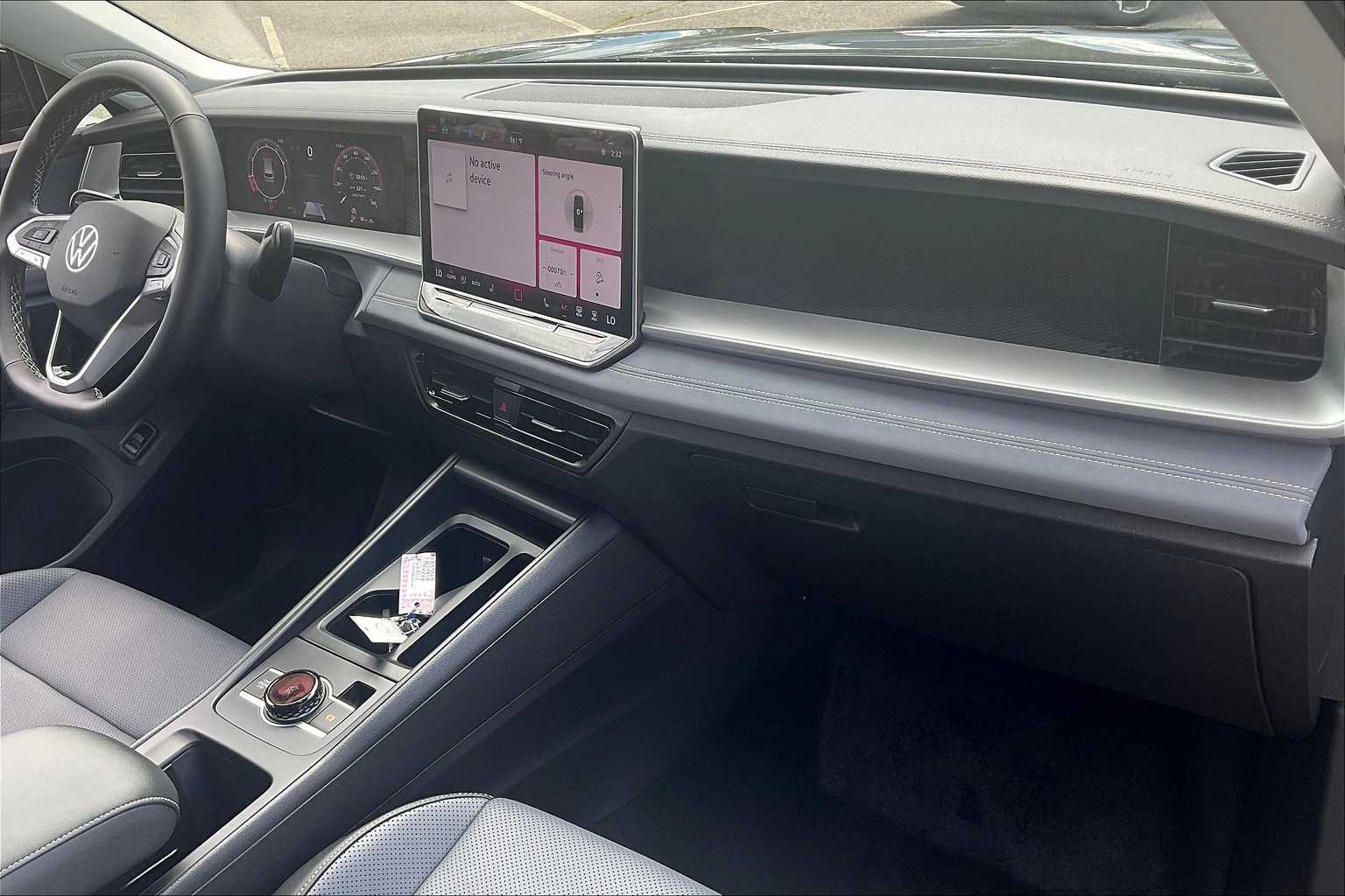 2025 Volkswagen Tiguan SE - Photo 14