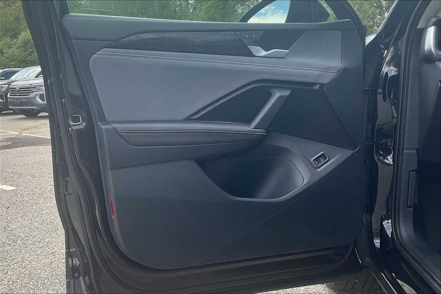 2025 Volkswagen Tiguan SE - Photo 9