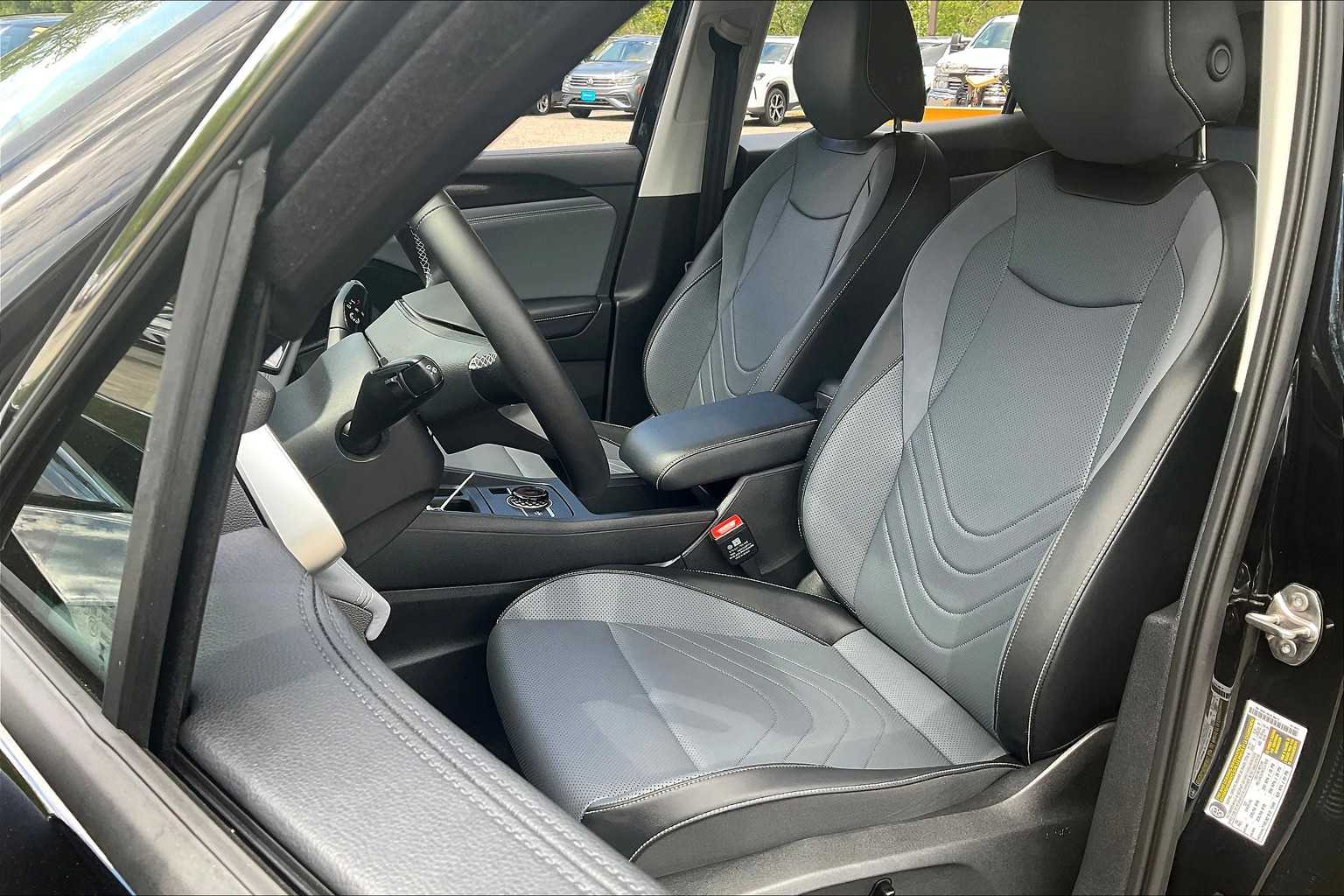 2025 Volkswagen Tiguan SE - Photo 10
