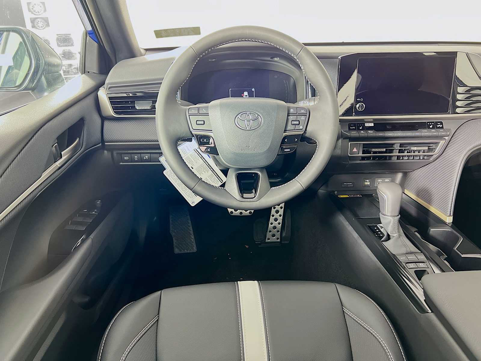 2025 Toyota Camry SE - Photo 15