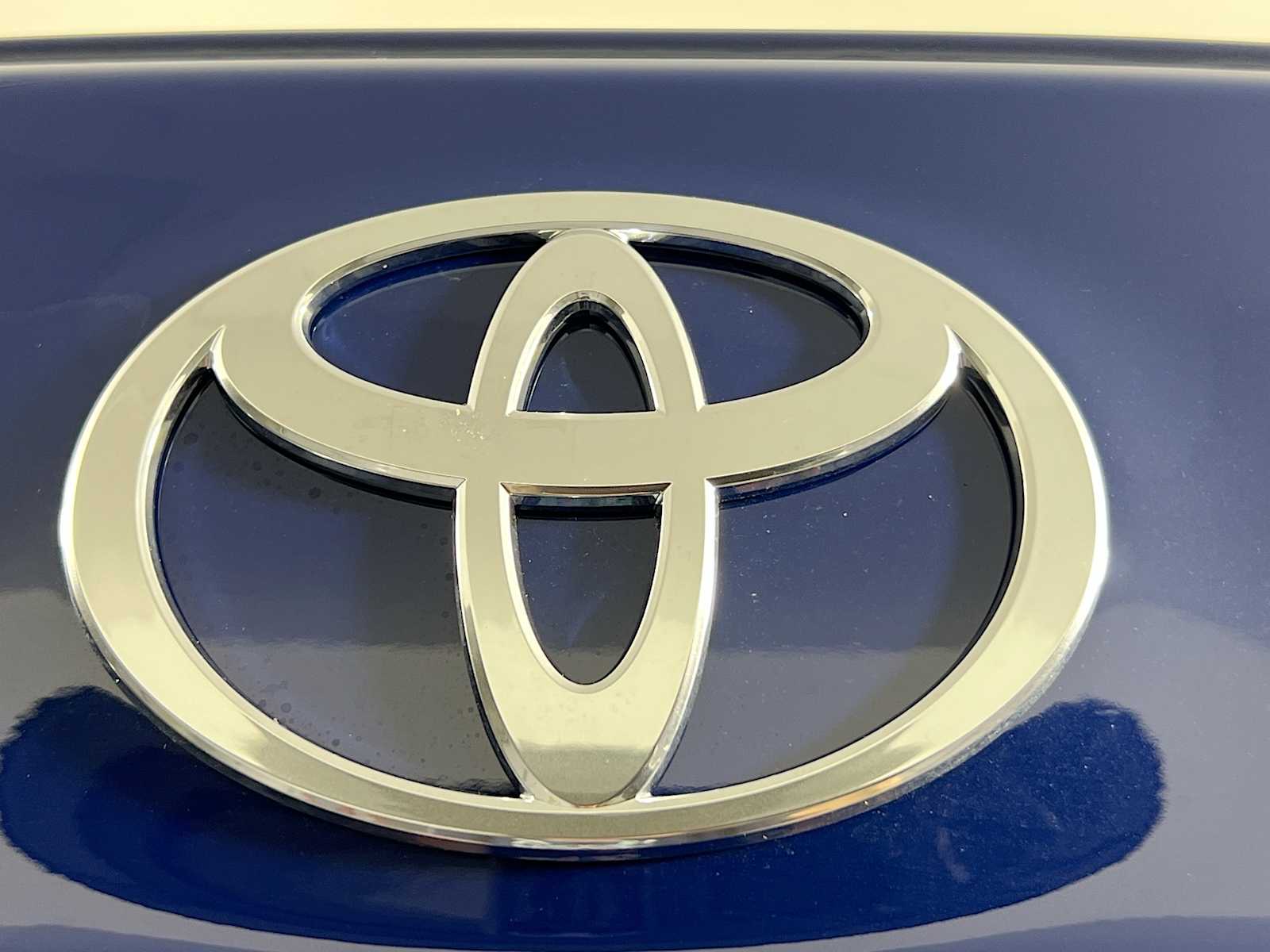 2025 Toyota Camry SE - Photo 18