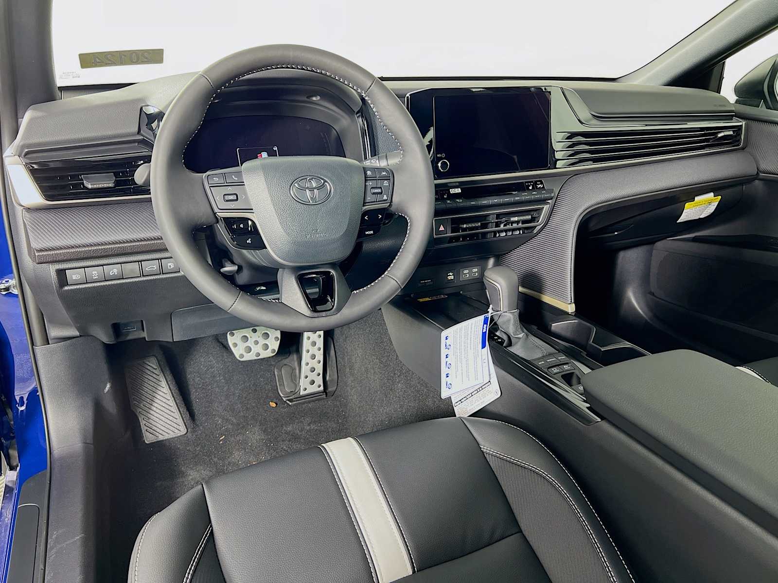2025 Toyota Camry SE - Photo 6