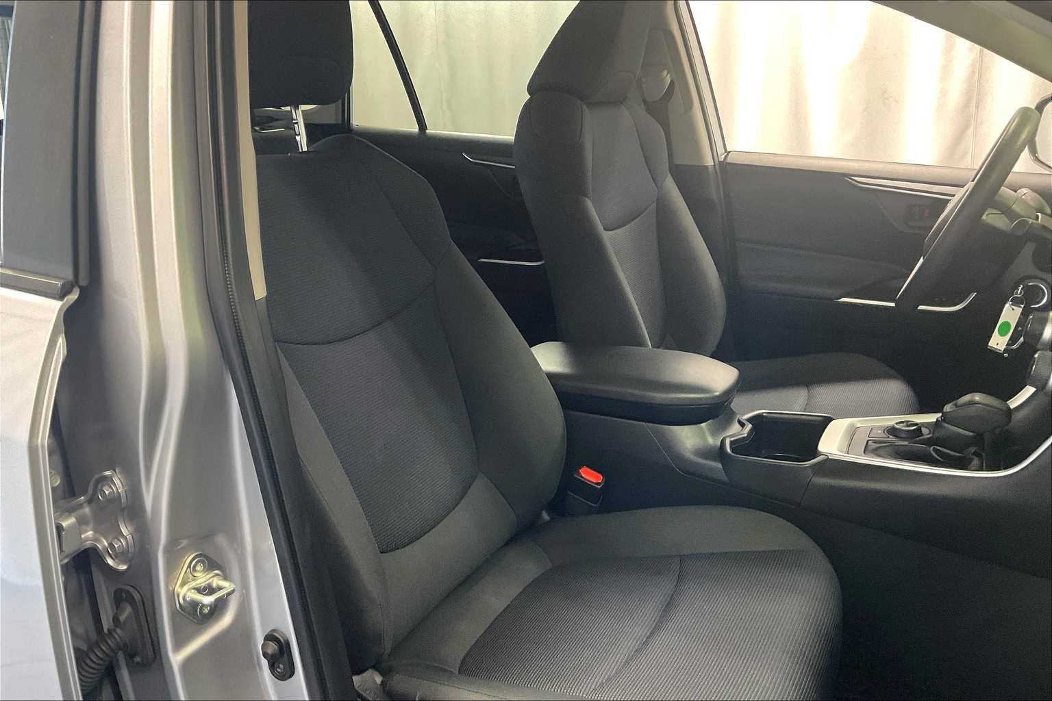 2022 Toyota RAV4 Hybrid LE - Photo 11