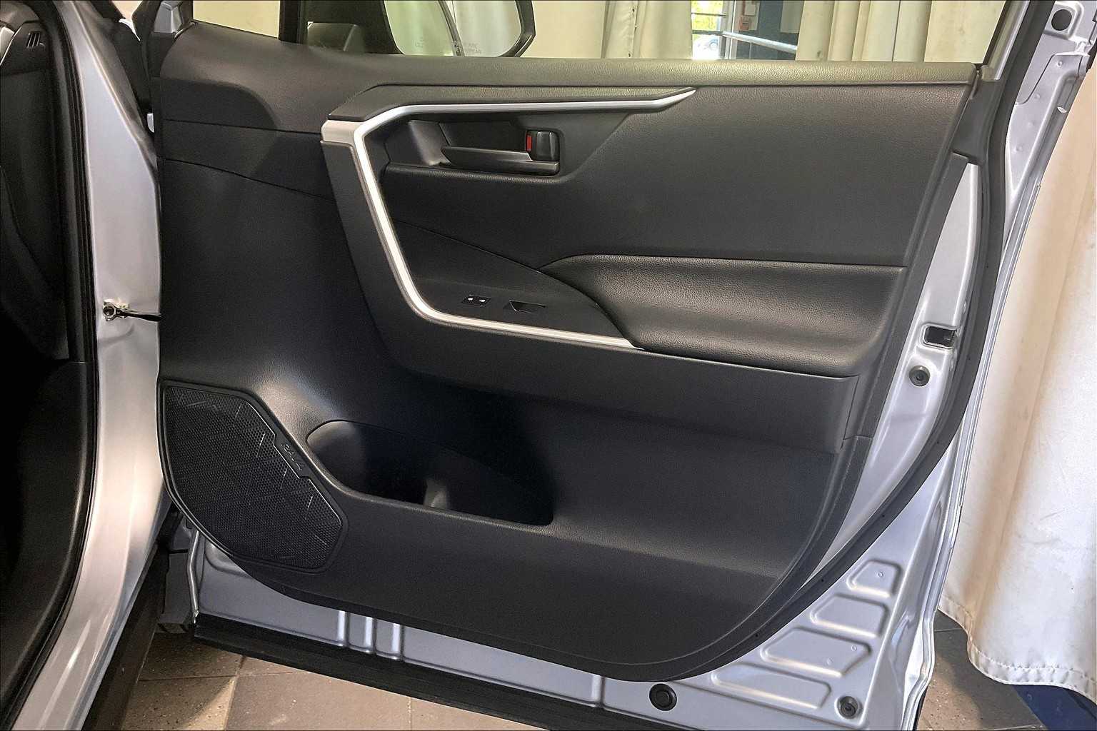 2022 Toyota RAV4 Hybrid LE - Photo 12