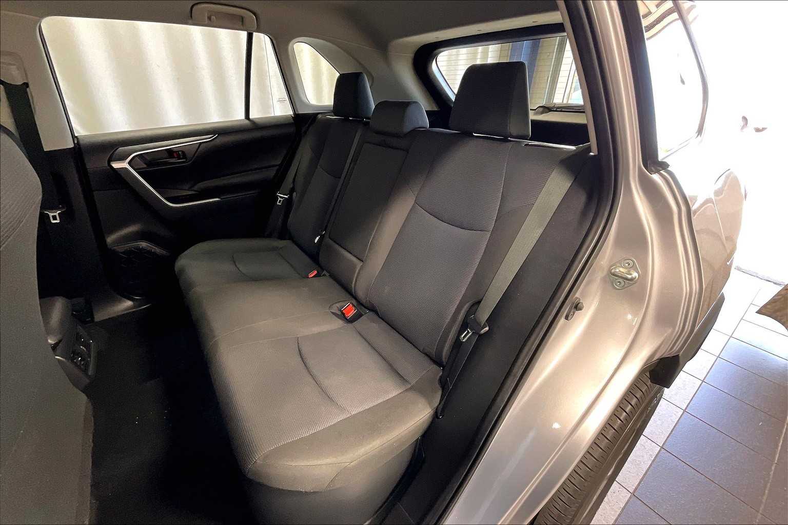 2022 Toyota RAV4 Hybrid LE - Photo 15