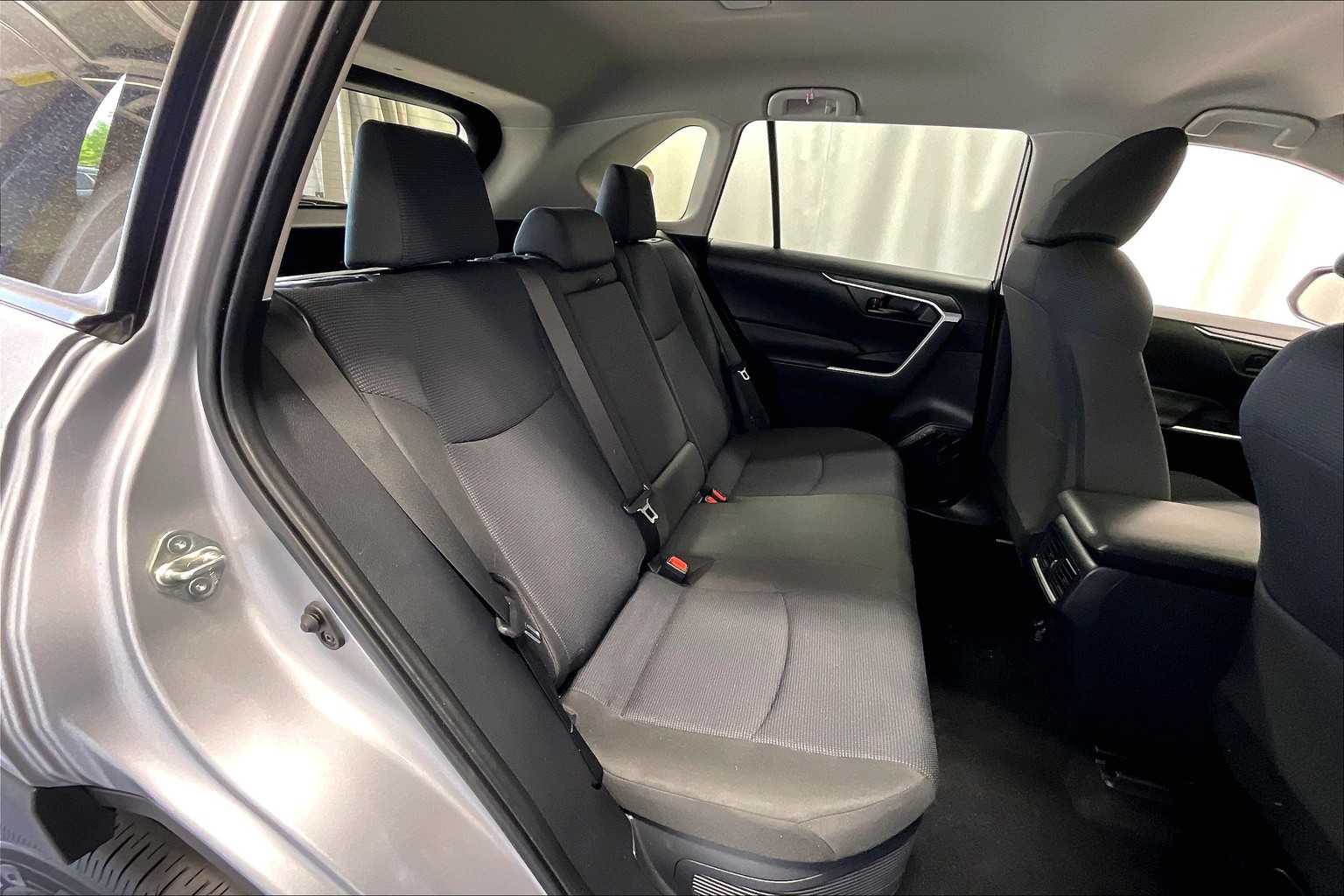 2022 Toyota RAV4 Hybrid LE - Photo 16
