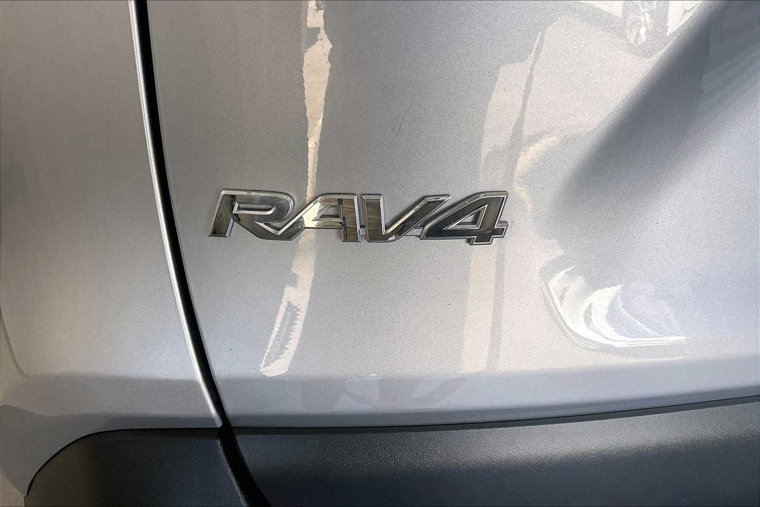 2022 Toyota RAV4 Hybrid LE - Photo 28