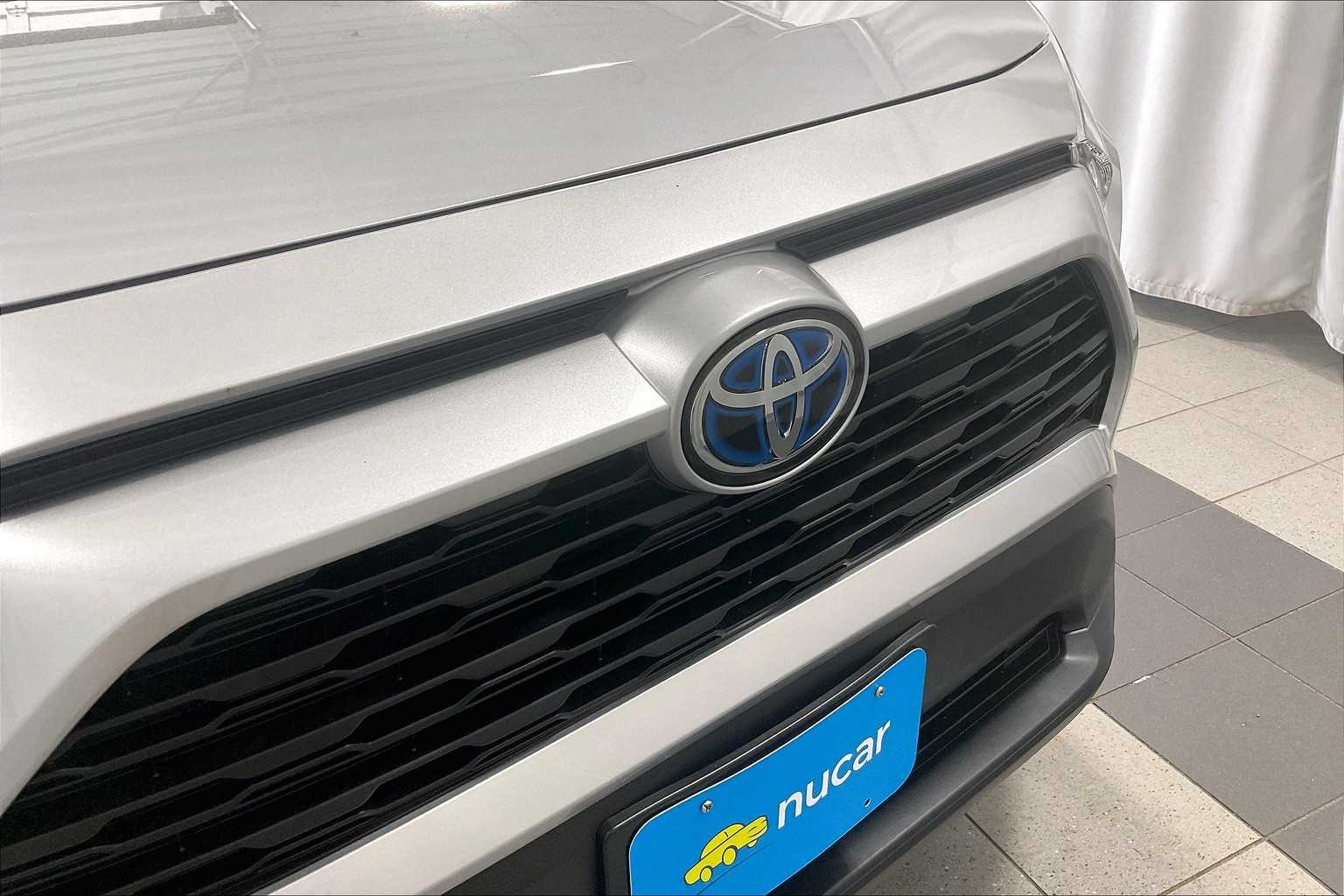 2022 Toyota RAV4 Hybrid LE - Photo 31