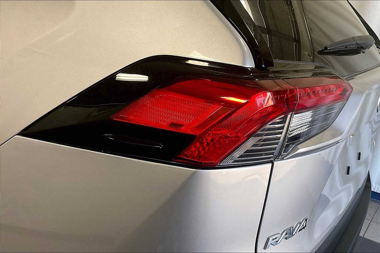 2022 Toyota RAV4 Hybrid LE - Photo 33