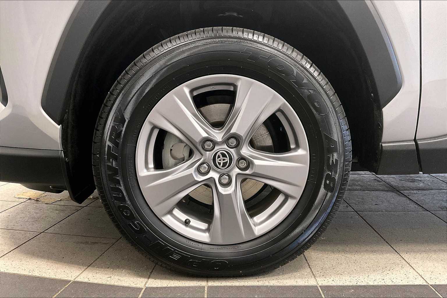 2022 Toyota RAV4 Hybrid LE - Photo 7