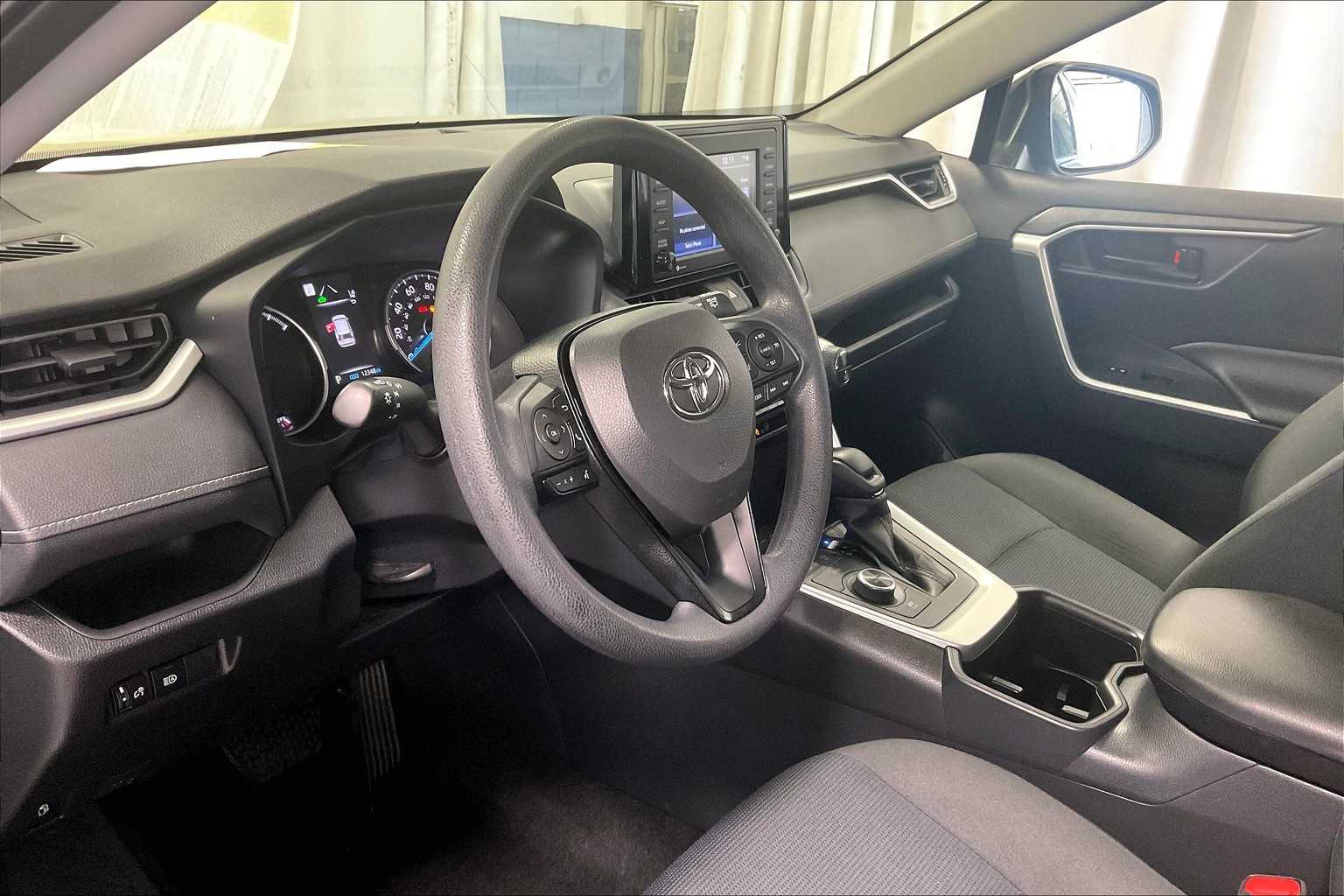 2022 Toyota RAV4 Hybrid LE - Photo 8