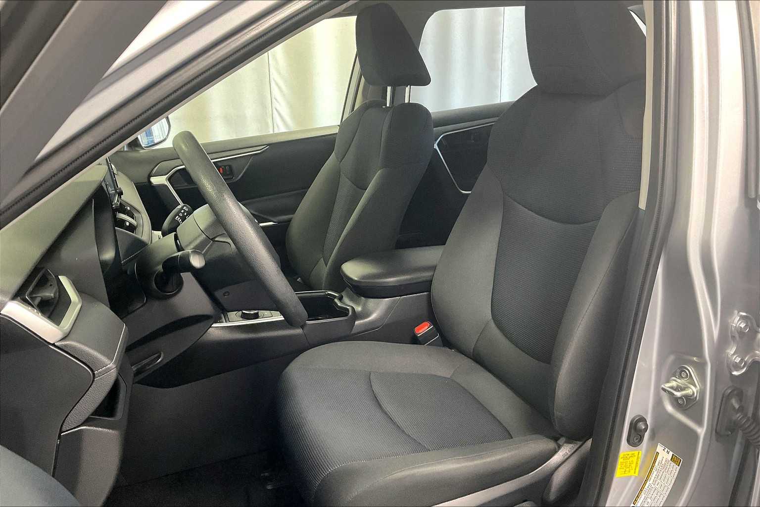 2022 Toyota RAV4 Hybrid LE - Photo 10