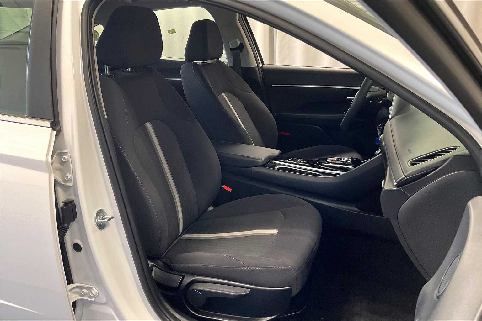 2022 Hyundai Sonata SE - Photo 11