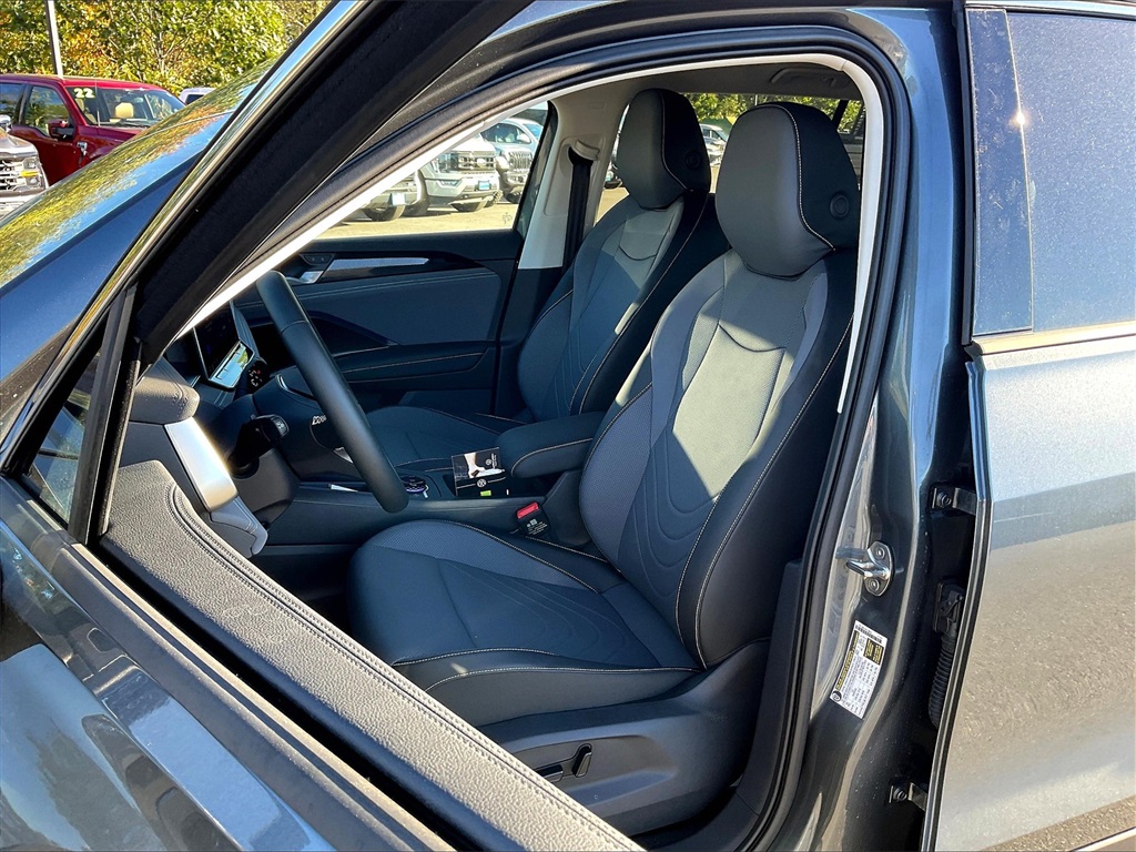 2025 Volkswagen Tiguan 2.0T SE - Photo 11