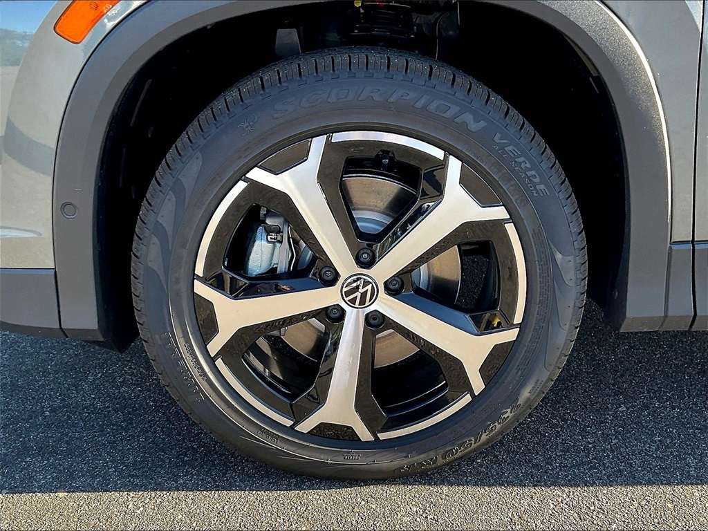 2025 Volkswagen Tiguan 2.0T SE - Photo 8