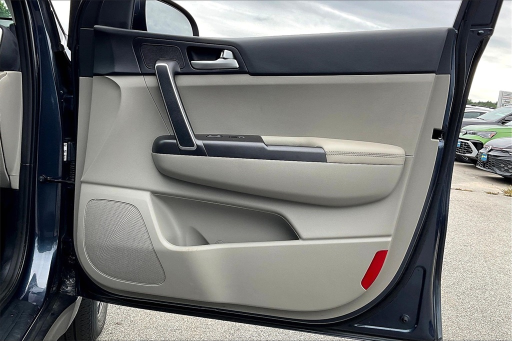 2022 Kia Sportage LX - Photo 11