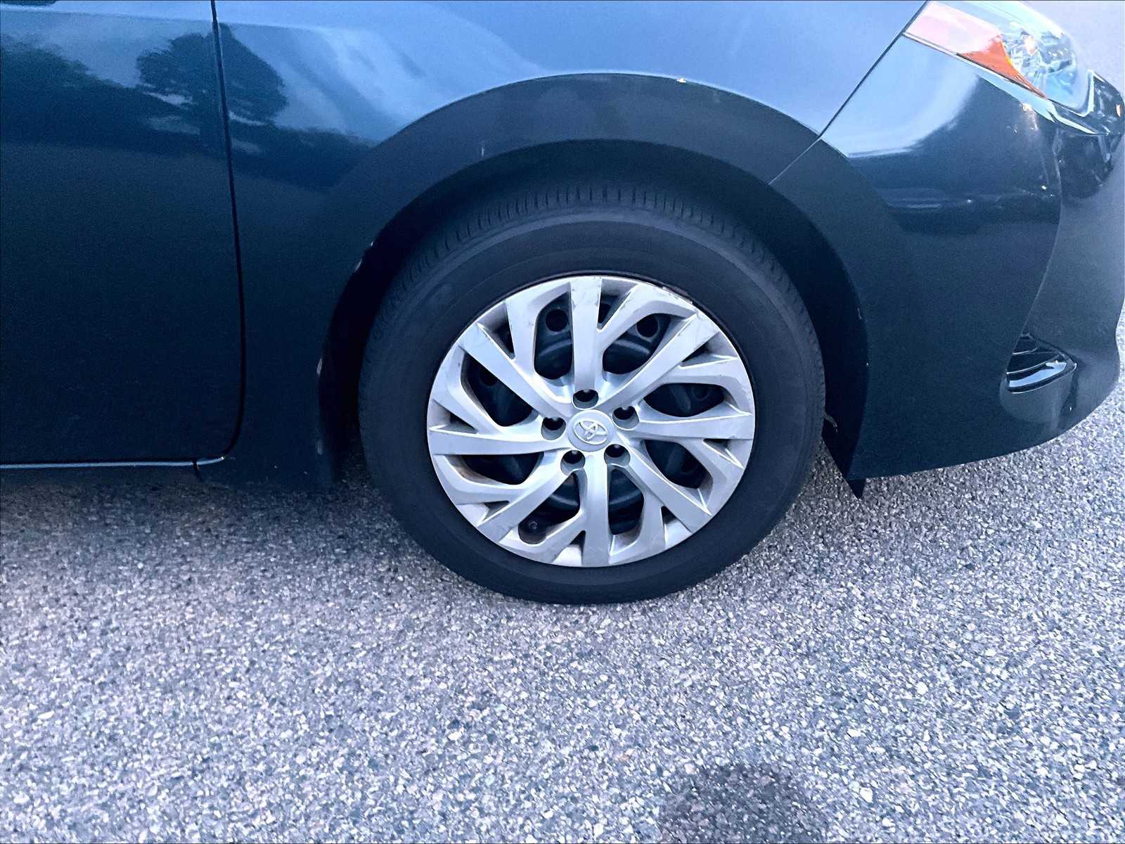 2017 Toyota Corolla LE - Photo 4