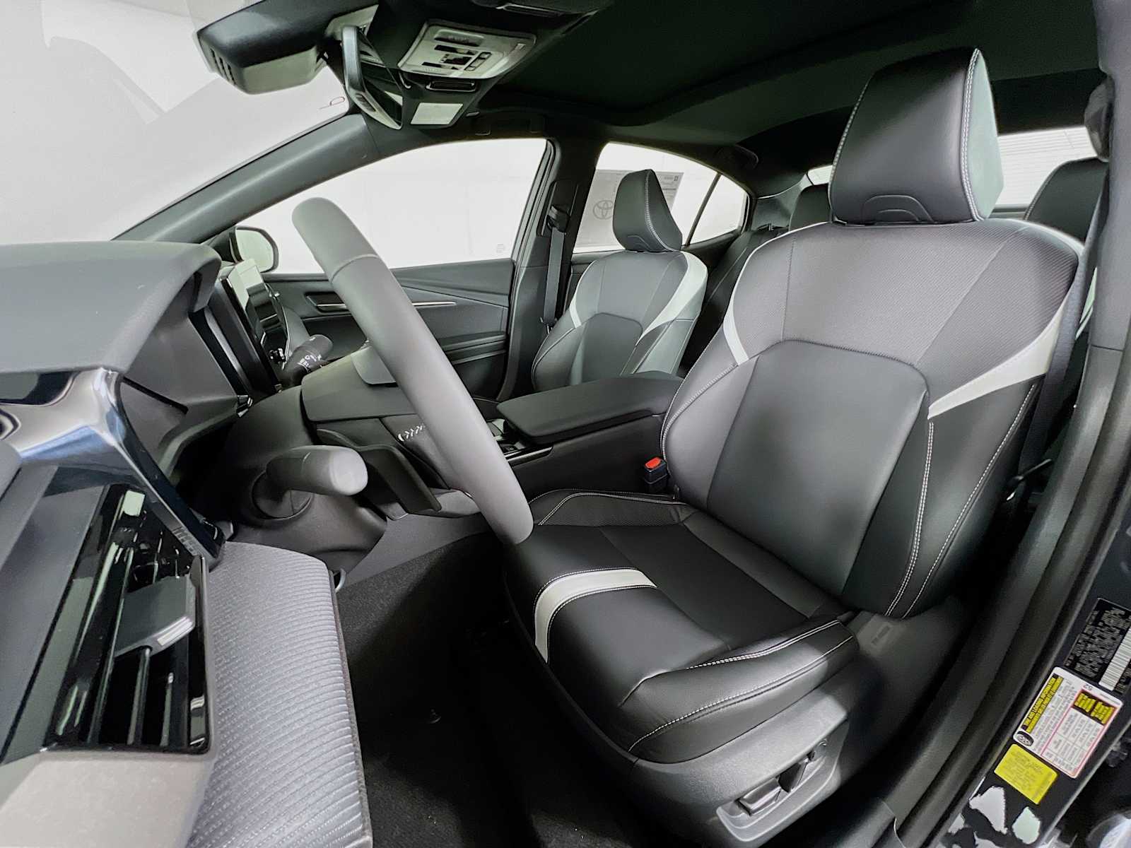 2025 Toyota Camry SE - Photo 12