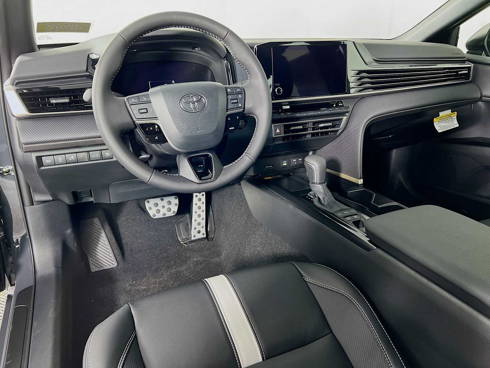 2025 Toyota Camry SE - Photo 6