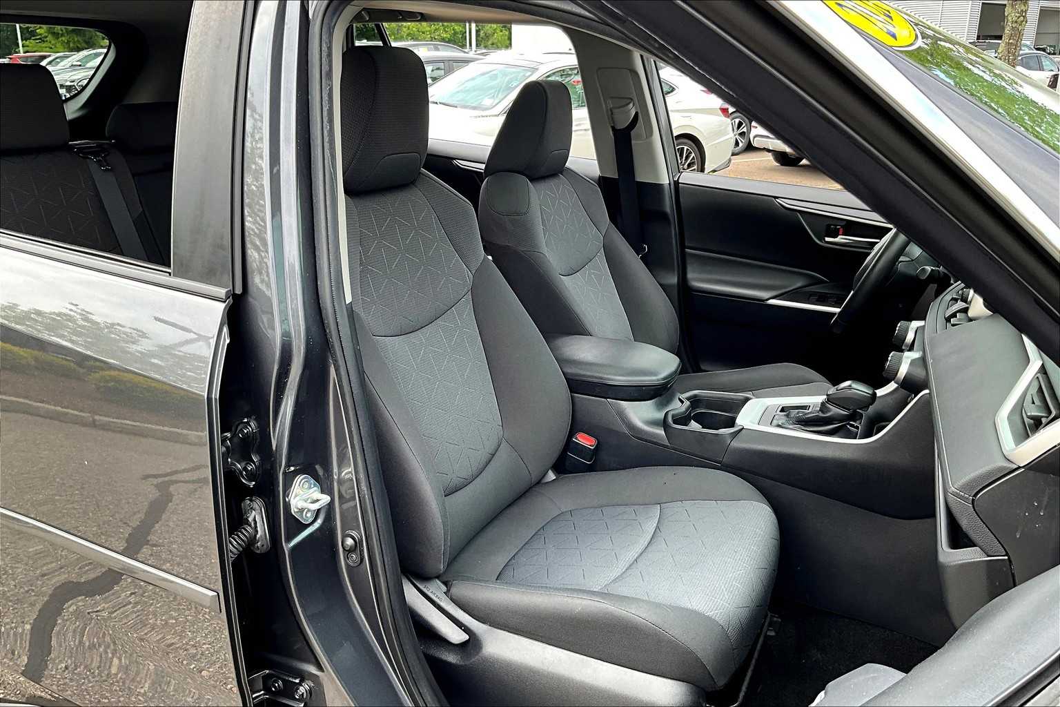 2021 Toyota RAV4 XLE - Photo 11