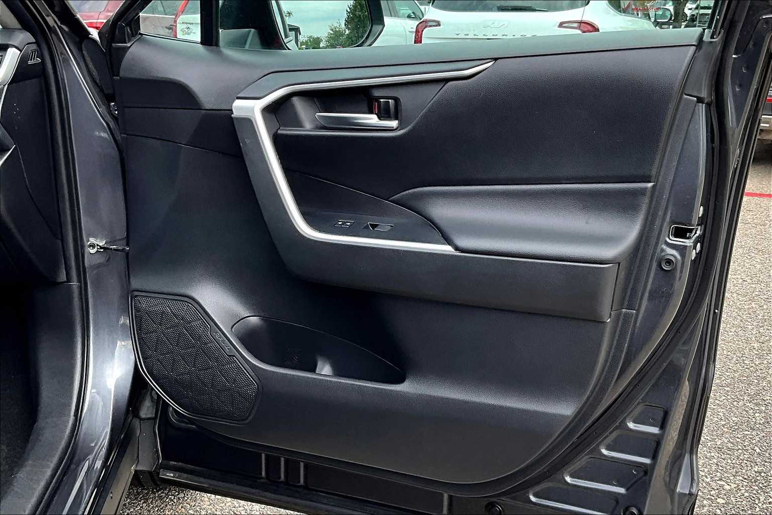 2021 Toyota RAV4 XLE - Photo 12