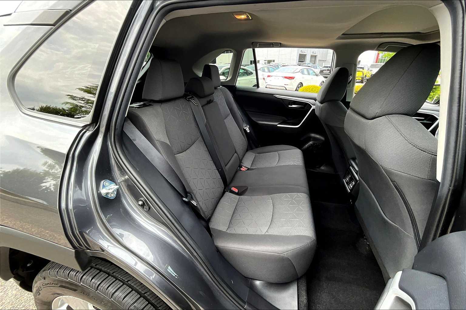2021 Toyota RAV4 XLE - Photo 16