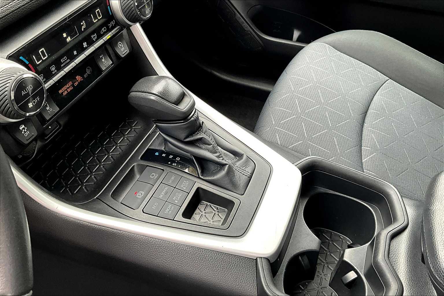 2021 Toyota RAV4 XLE - Photo 20